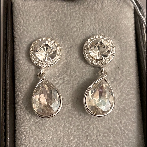 Beautiful Crystal Teardrop Pierced Earrings - Picture 1 of 8